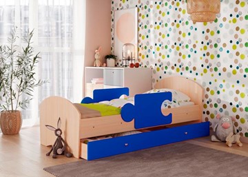 Кровать детская с ящиком и бортиками Мозайка, корпус Млечный дуб/фасад Синий (ламели) в Златоусте