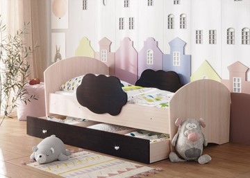 Детская кровать с бортиками Тучка с ящиком, корпус Дуб млечный, фасад Венге в Магнитогорске