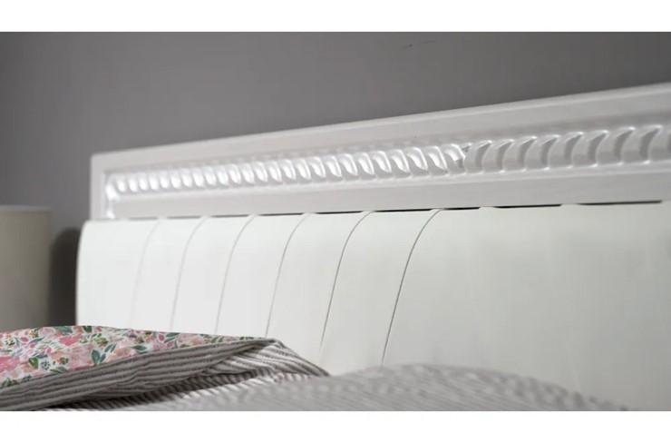 Кровать 1.5-спальная Гертруда, М9, Экокожа с пуговицами без основания, белая лиственница/ясень жемчужный в Копейске - изображение 2