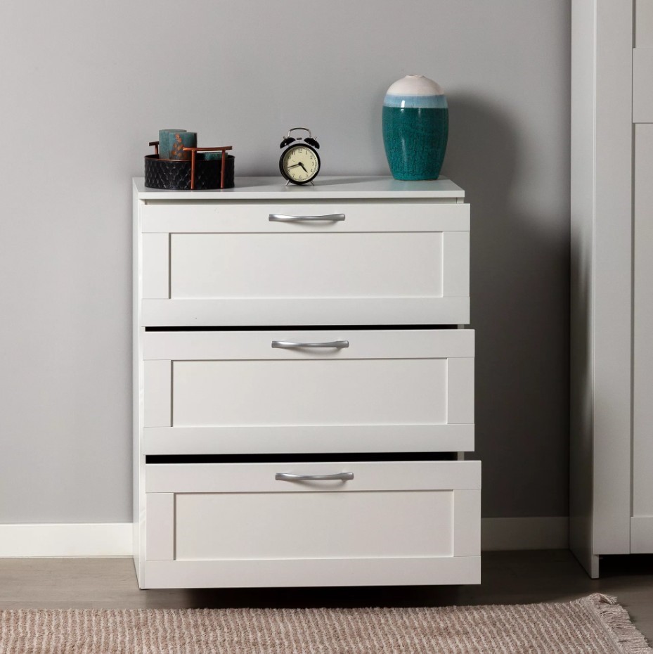 Белый комод в интерьере спальни